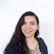 Profesora de inglés imparte clases a personas de todas las edades